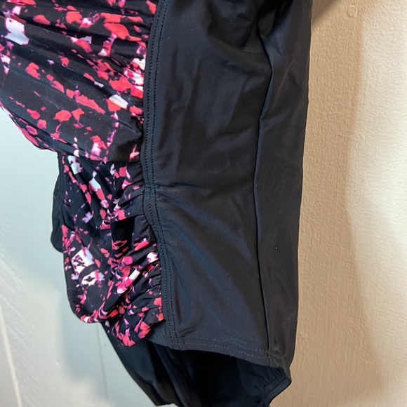 Croft and Barrow Ruched Slimming One Piece Swimsuit - Picture 4 of 10